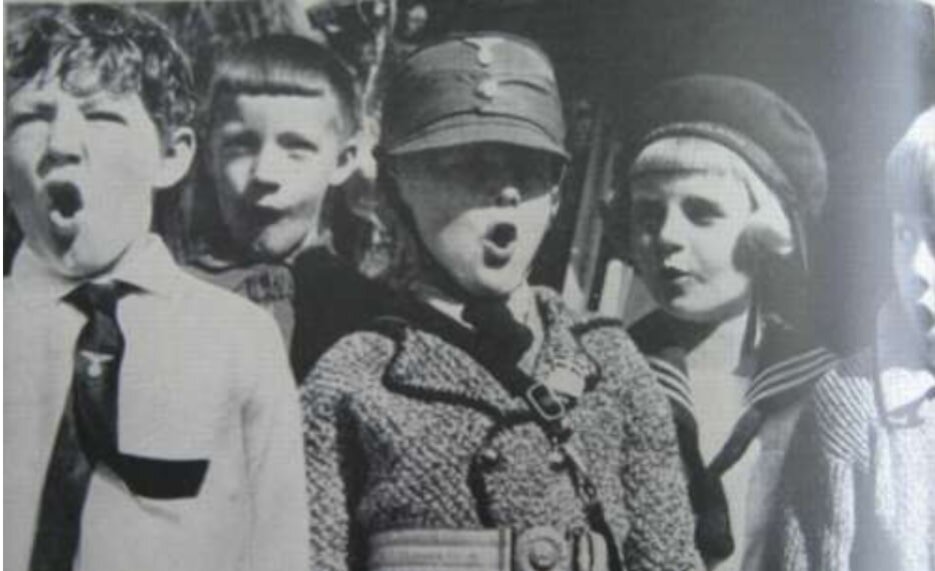 1933 год, дети играют в нацистов и коммунистов в то доме немецкого коммуниста Карла Либкнехта. 
Нацисты, разумеется, побеждают, а пленных коммунистов устраивают в концлагерь. 

А как вы развлекались в детстве?
