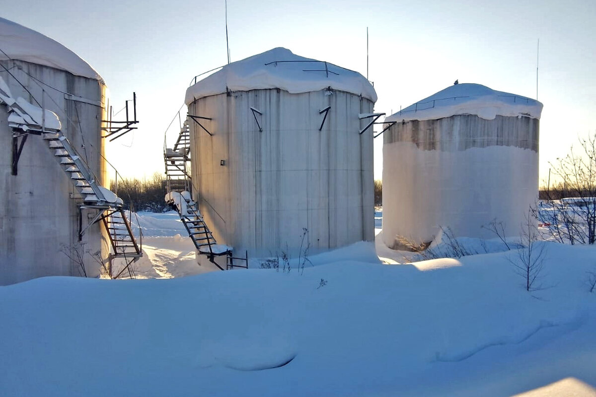     Емкости, в которых хранится солярка для этого северного поселения. До берега Енисея отсюда около 100 метров
