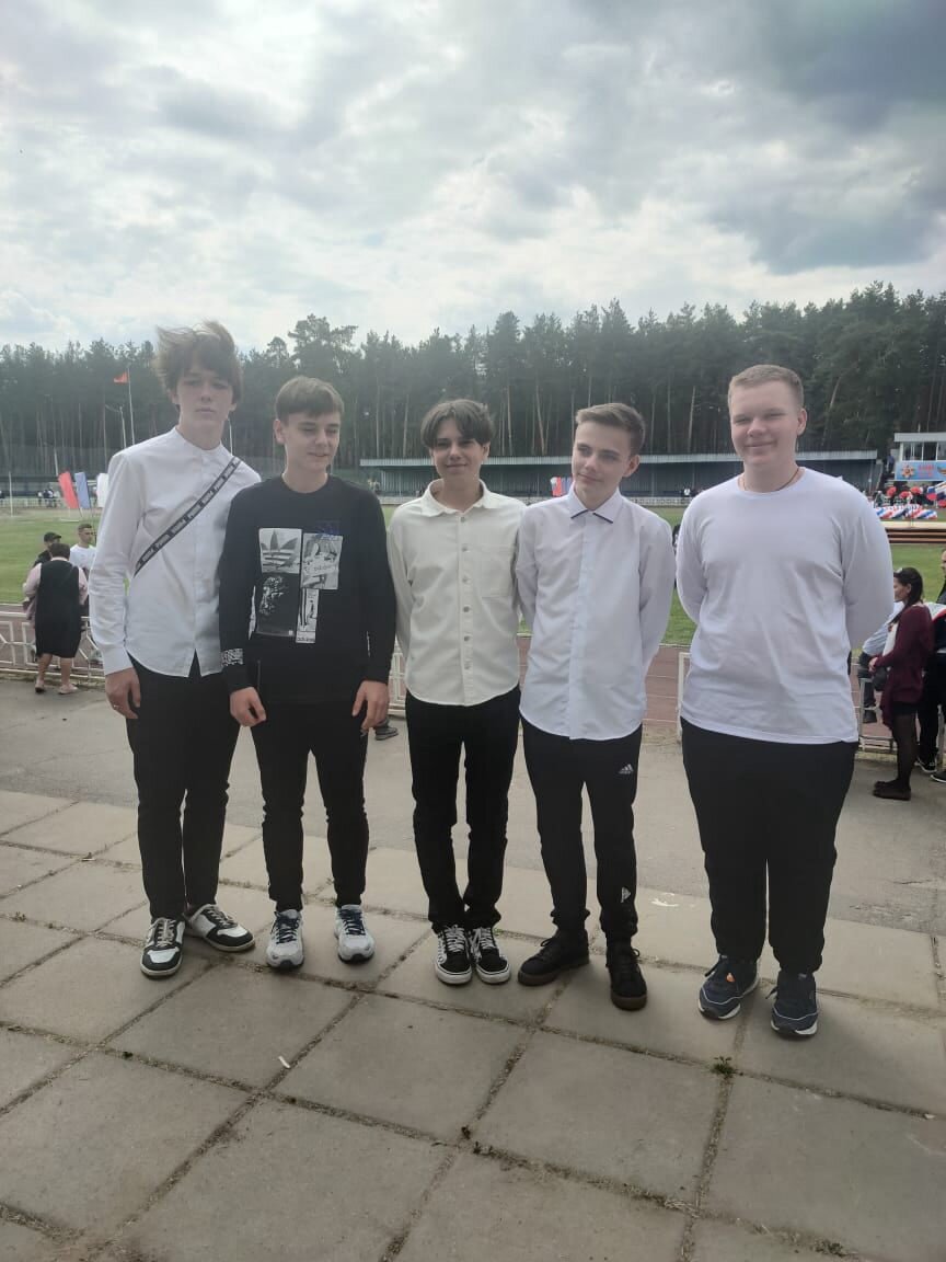 Саша (Второй слева)и Сергей (Второй справа) со своими друзьями. 9 мая 2022 г. Выросли хлопцы!