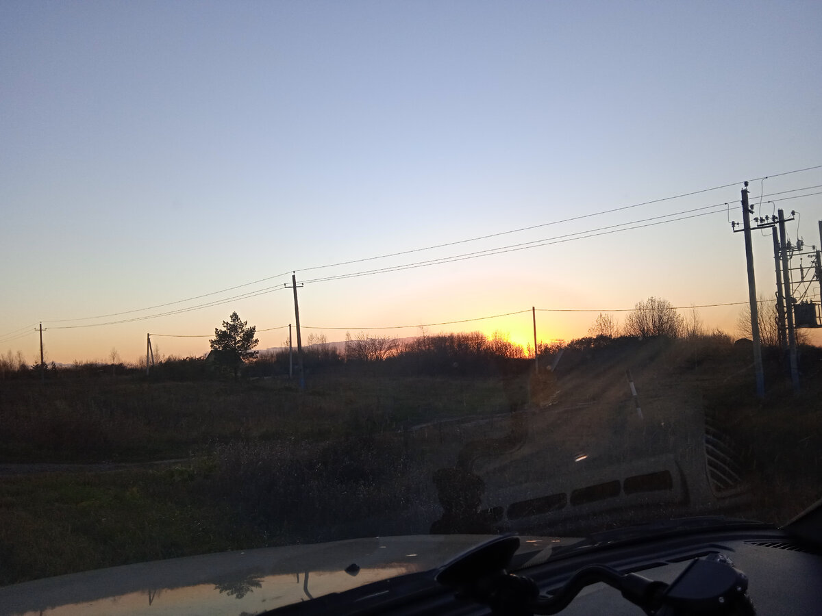 Вчерашний закат на фоне подмосковного СНТ... Я продолжаю поиски домов и участков, ездила смотреть очередной. Фото автора