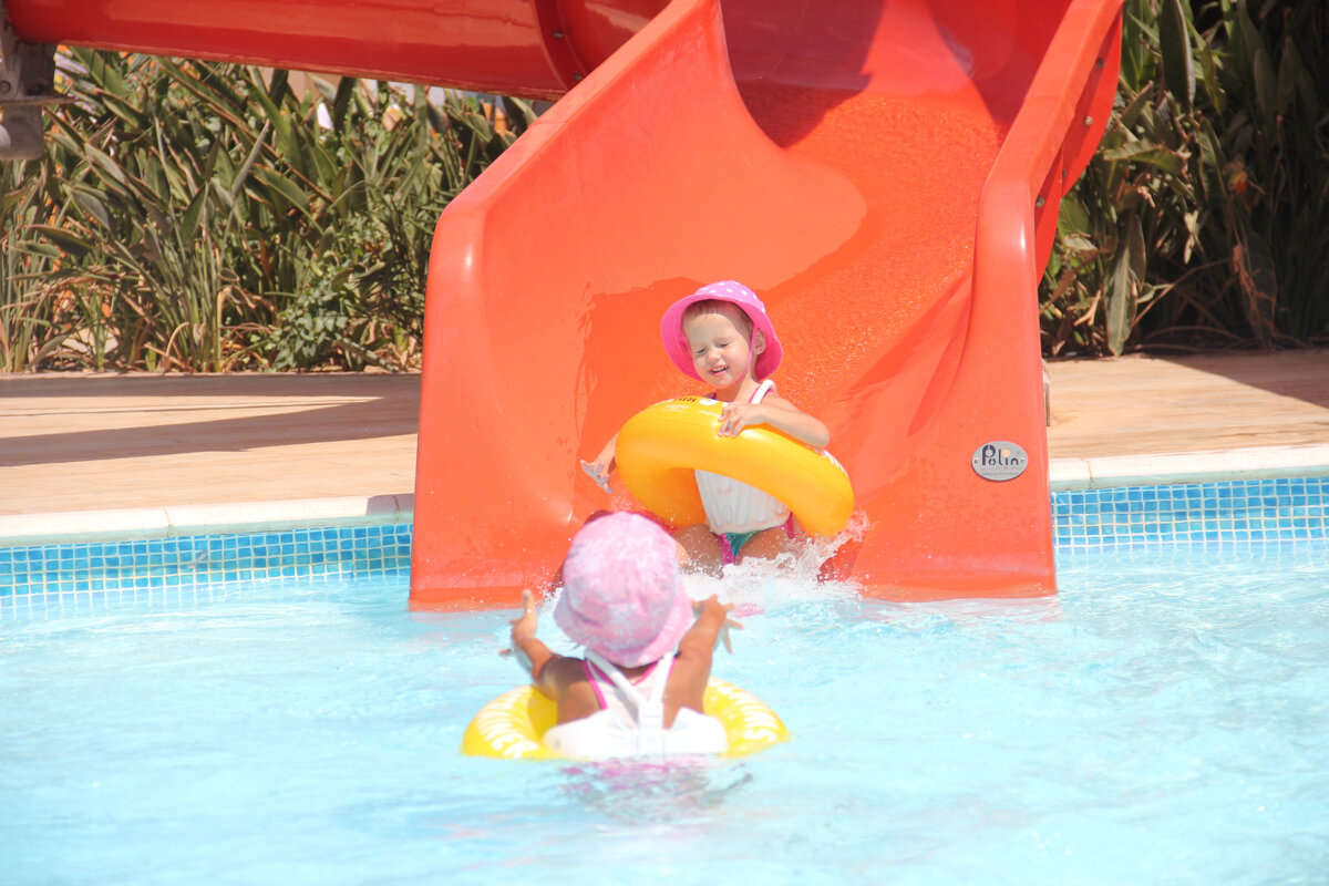 Фото автора. На детях круги Swimtrainer жёлтый и оранжевый