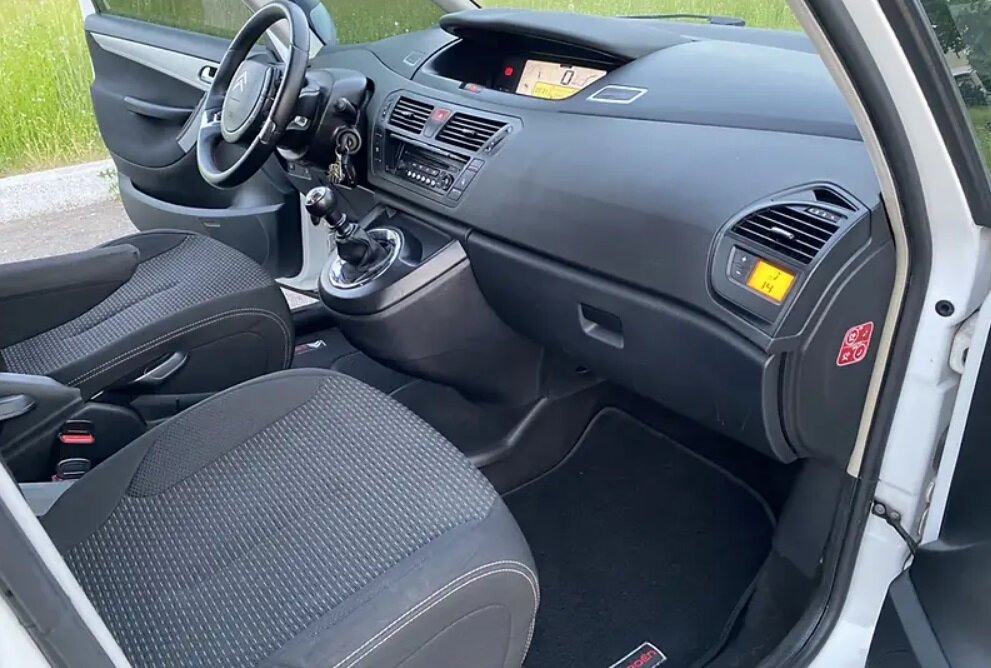 Салон интересен и функционален.