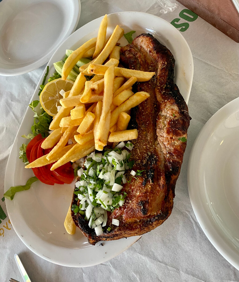 В меню было написано просто pork (свинина) - но принесли ее с салатом, картофелем фри и питой. Такая подача практически у всех блюд.
