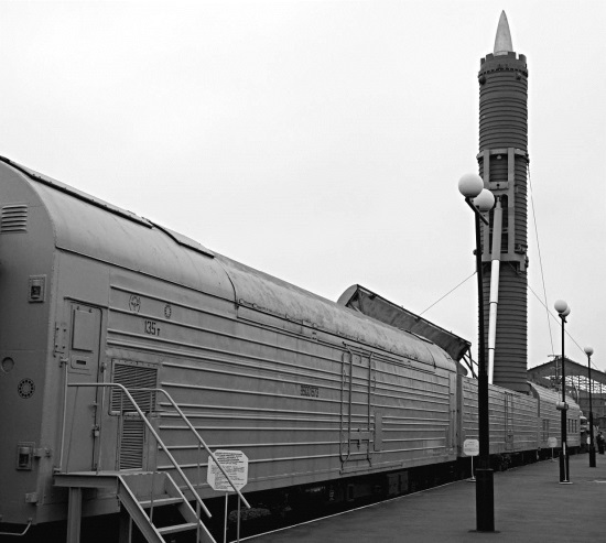 Боевой железнодорожный ракетный комплекс БЖРК 15П961 «Молодец» c межконтинентальной ракетой с ядерной боеголовкой