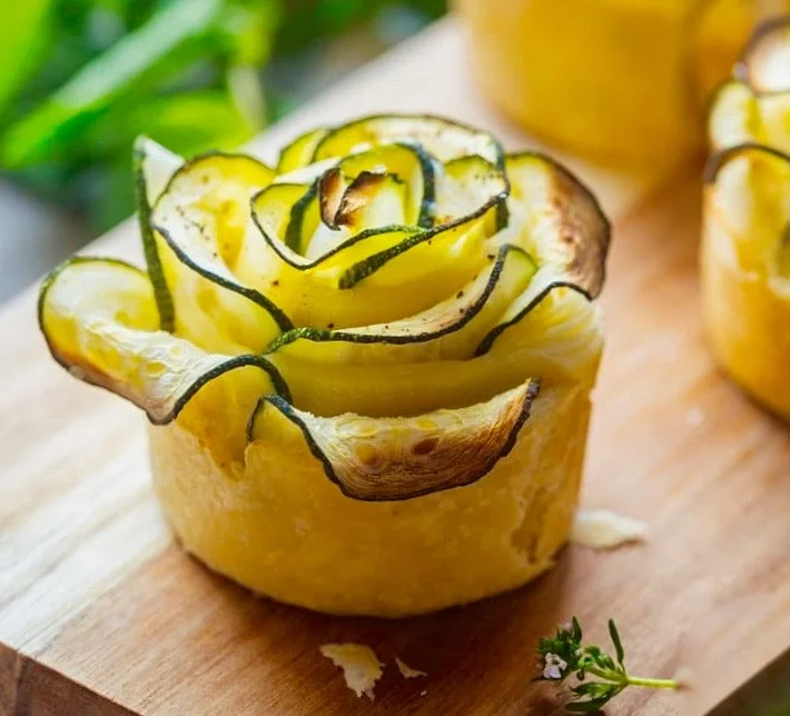 Закусочная булочка с цукини и сливочным сыром.