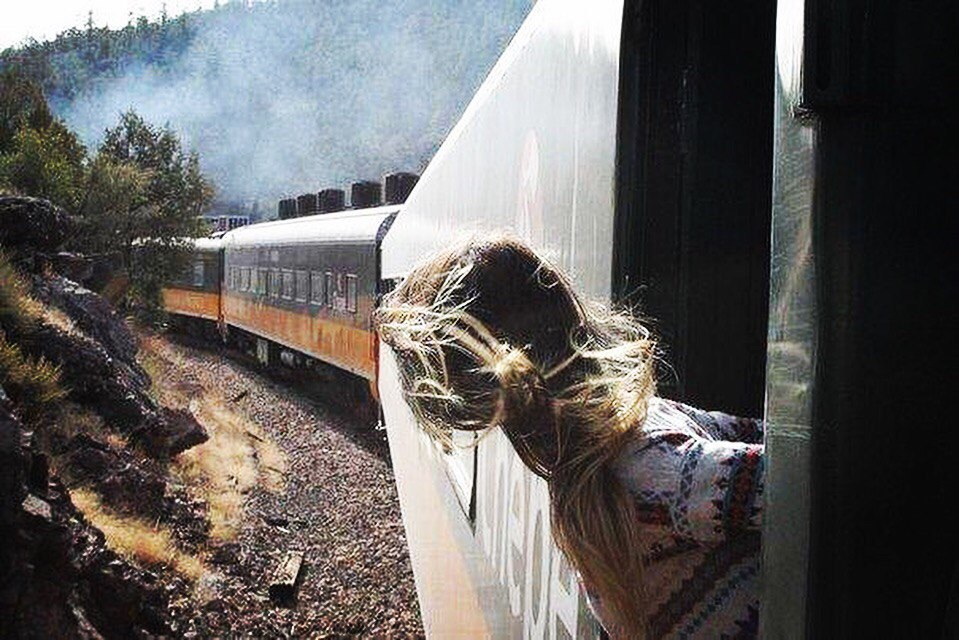 Уезжающий поезд. Девушка выглядывает из поезда. Девушка едет в поезде. Человек высовывается из окна поезда. Поезд придет во время