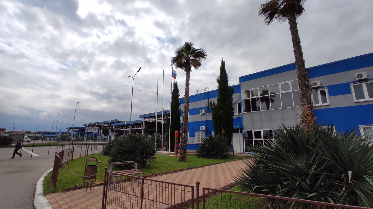 Граница с Абхазией такая особенная, что на ней действуют не все правила. Фото автора