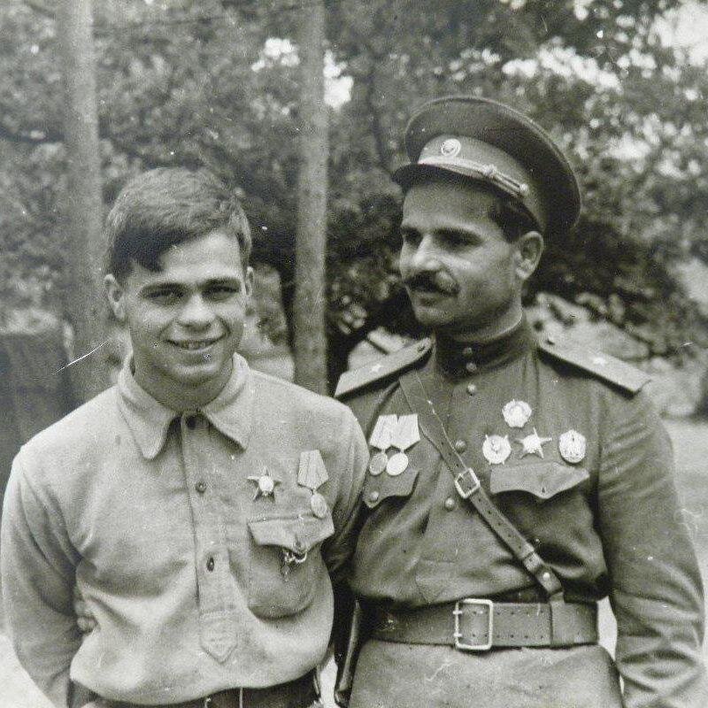 Герой Советского Союза,  большевик с 1917 года, комиссар партизанского соединения Ковпака Руднев Семен Васильевич с сыном. В 1943 году, через несколько месяцев после момента снимка, с разницей в несколько недель они оба пали смертью храбрых в боях с  "освободителями" России от большевиков. 