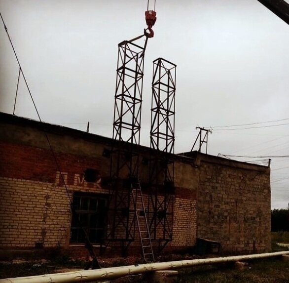 Монтаж каркаса будущих дымовых труб.