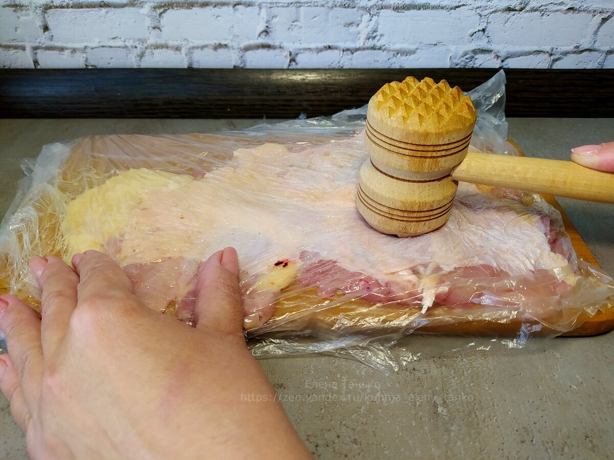 Отбить мясо не отделяя от шкуры. 