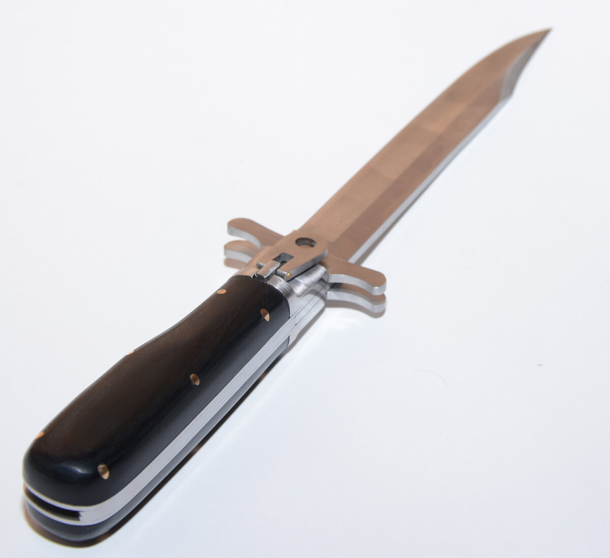 Складной нож традиционно у нас ассоциируется с чем то небольшим и изначально хозяйственным, так было раньше, так остается и сейчас.-14