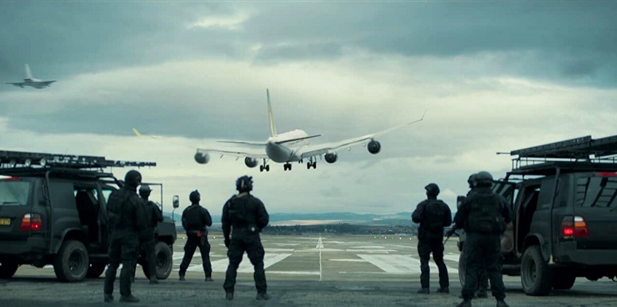 Жизнь надо прожить так, чтобы в каждом аэропорту тебя встречала рота спецназа.