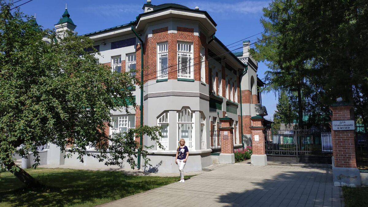 Здание бывшей Брюхановской больницы — это образец архитектурного модерна, построенный купцом Брюхановым в 1905-1907 годах для своих рабочих. В нем размещалась больница и часовня. В советские годы — роддом. В начале двухтысячных корпус передали краеведческому музею. Фото автора.