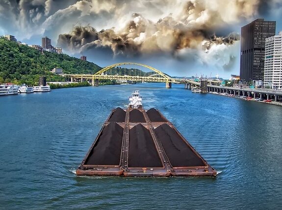 Питтсбург, Пенсильвания, Угольная баржа (стоковое фото)