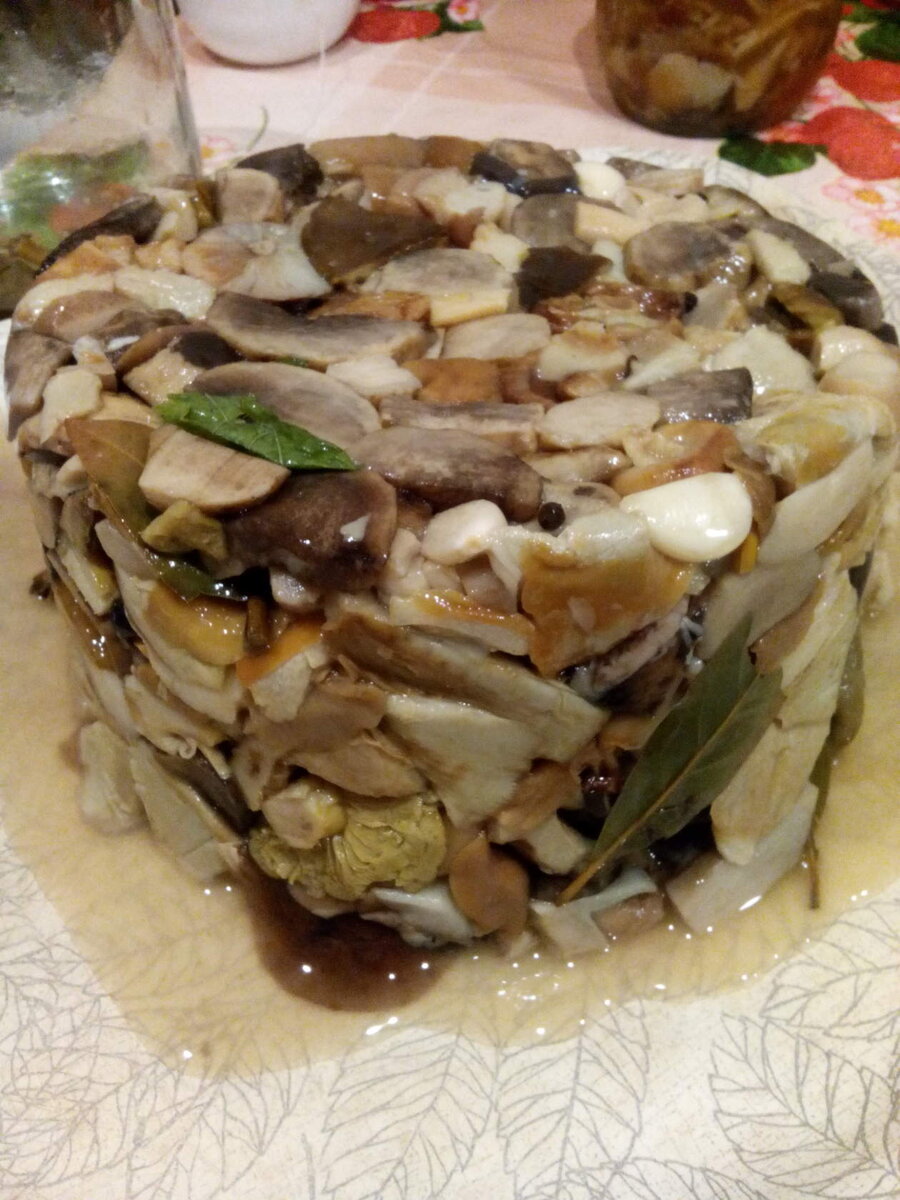 Готовые грибы перед раскладыванием по банкам. Фото автора