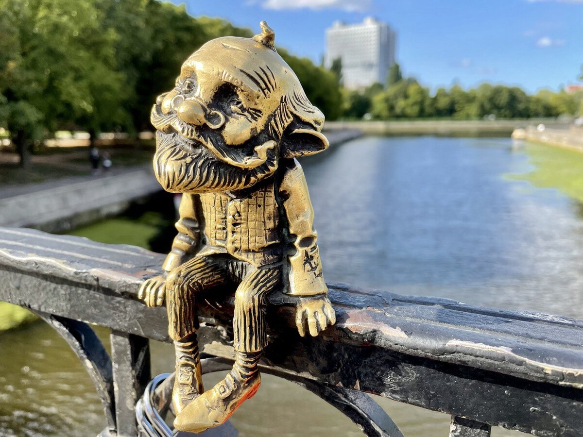 На Медовом на мосту
Хомлин Карл как на посту
Счёт ведёт корабликам,
Облакам и зябликам.