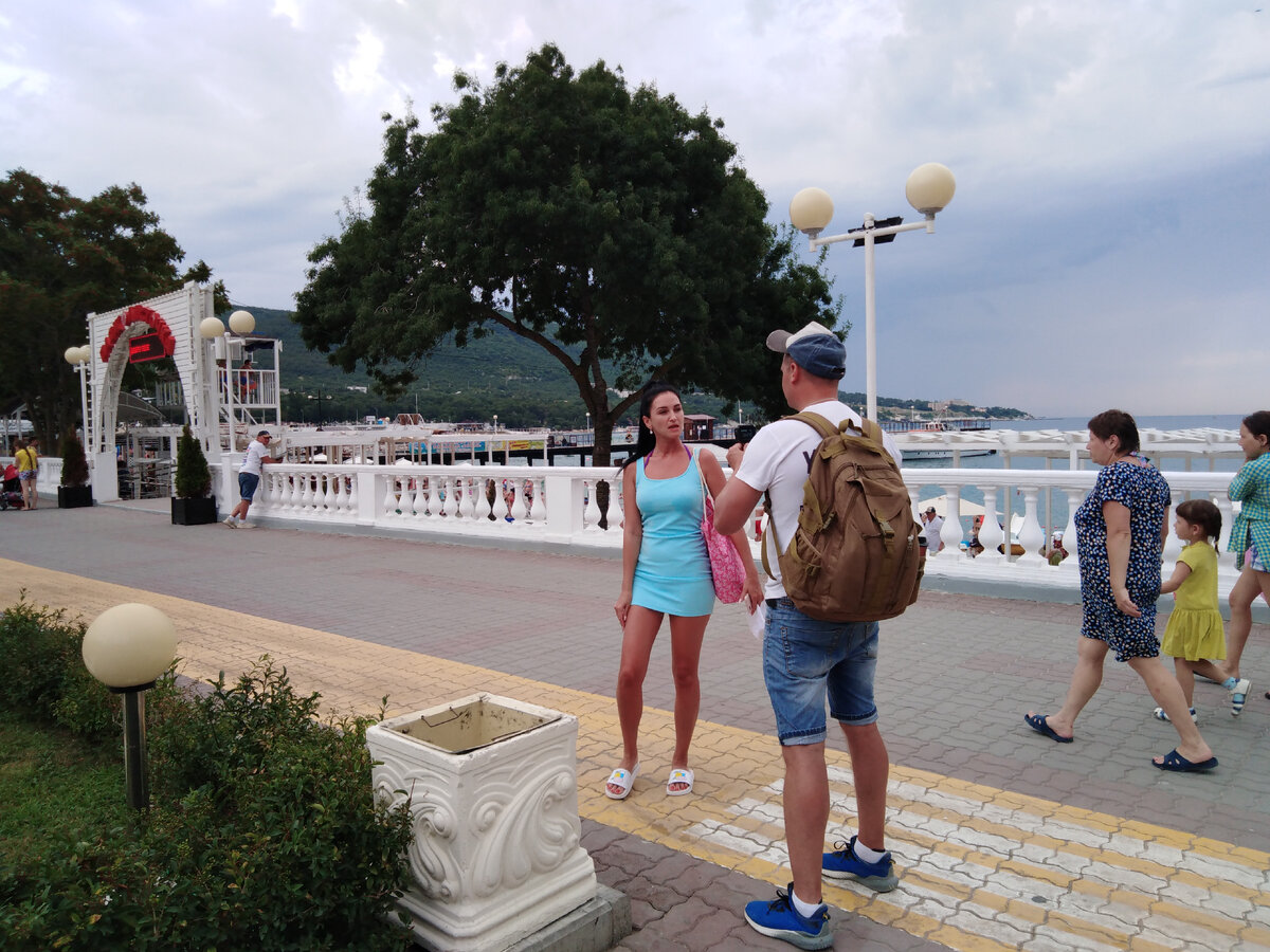 Андрей проводит опрос среди отдыхающих Кабардинки