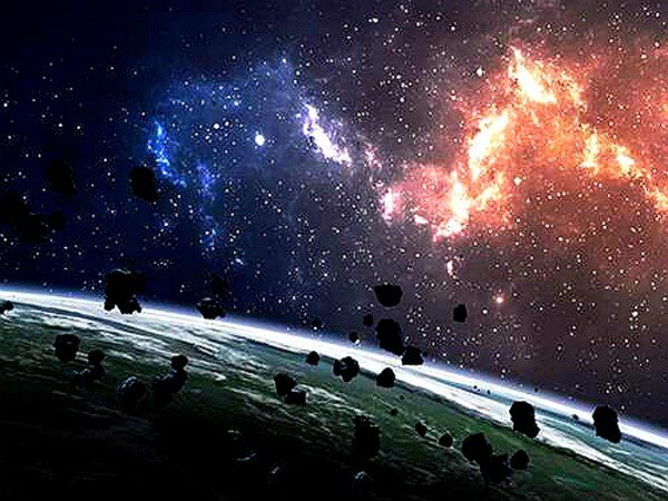 Флайшмант мрачно наблюдала по монитору, как её команда, разом забросив службу, устремилась на капитанский мостик. Астроловы рьяно двигались по узкому коридору. Кое-кто прихватил клюшки для мини-гольфа. Коллеги, с которыми Флайшмант совершила не один успешный рейд, взбунтовалась против неё. 
Она была спокойна, как ледяной астероид: знала силу, власть над всеми космическими тральщиками. Каждый из них был у неё в руках. В жёстких тисках, в ежовых рукавицах. Внезапно в тесном коридоре стало тихо, потом раздались нахальные возгласы.

- Флайшмант, открывай!

- Или вышибем тебе шлюз!

- Не мешай нам войти, Флайшмант. Открывай живо!

Флайшмант подошла к шлюзу, отворила надёжные створки. Она была готова к любым сложным переговорам, даже к большой драке. Тройка самых борзых астроловов шумно ввалилась на капитанский мостик.

- Какого астрала вам нужно? - бросила Флайшмант. - Устали, наверное, работать в комфорте?

- Устали! Задолбало уже мотаться по задворкам этой сраной галактики! А где наша сверхдобыча?

- Где наша заработанная прибыль?

- На пожизненную каторгу мы не подписывались! Ни разу!

Флайшмант оглядела тройку ярых смутьянов. Устало взглянув на вялую бузу в мониторе, она нахально, но по-деловому спросила:

- Хотите от меня отчёта? От меня, капитана "Лисистраты"?

- Да, хотим! Надоело до чёртиков гоняться за грёбаными астероидами, - заявил старший астролов Мопсин, любимчик Флайшмант. - Нам давно уже пора домой...

- Значит, пора домой? - командир сделала паузу. - Скажи-ка, мой любезный Мопсин, а кто бездарно упустил вчера стронциевый астероид?

- Ну я...

- Что - ты? - рявкнула Флайшмант. - Я, я... Головка от копья! Не рано все расслабились? Вахту штатную забросили, бунты дурные устраиваете... Может, пора и власть употребить?

- Ну, кто виноват, если все астероиды летят скользкие, - заикнулся Клигтофф.

- Скользкие?! - фурией взвилась Флайшмант. - Это у кое-кого руки растут из одного скользкого места. Вот и просрали три драгоценных астероида. Очень прибыльных... Клигтофф, молчи, а то нарвёшься на штраф.

- Что мне штраф? - буркнул седовласый астролов, - я на любой уже заработал. И я не раб на проклятой галере, надо ещё пожить в удовольствие...

- Вот именно, - встрял Хрынтош. - Жить когда по-человечески? Тут загнёшься по дурости...

- Вот и не дури, - заявила Флайшмант. - Как права тут качать, все - очень смелые. А как добывать астероиды - желающих нет. Пора уже понять: мало прибыльной добычи, нет смысла возвращаться с пустым грузовым отсеком. Заказчик на такие результаты не договаривался с нами. Вернёмся без хорошей добычи на базу, все накладные расходы охотно повесят конкретно на вас...

Повисло тягостное молчание.

- Мы хотим, как лучше: чтобы наши права не нарушались, а большая добыча ровно делилась, - снова загундел Хрынтош. - Флайшмант, ты же понимаешь, так жить нельзя...

- Ну, нельзя - значит нельзя. И верно, что я, жестокая, всё с кнутом? Надо про пряник вспомнить. Слушайте мой капитанский приказ! Если завтра "Лисистрата" не добудет качественный и прибыльный астероид, то все будут лишены всякого права на секс. До возращения на базу никаких забав! Пусть наши кибер-дамы отдыхают пока. И мне лично хлопот меньше. Надоели уже эти нытики. Кто ударно не работает, тому нет хорошего секса...

- Флайшмант, разве можно так жестоко? - промямлил Мопсин. - И так все устали от гонки за проклятыми астероидами. Так же нельзя с вольными работниками, с людьми...

- Если вы - люди, то должны понимать человеческий язык. Живо пошли все по местам!

Бунтовщики по команде лихо развернулись в узком коридоре и побрели по штатным местам.

Панургово стадо обречённо вернулось к тяжкой службе.