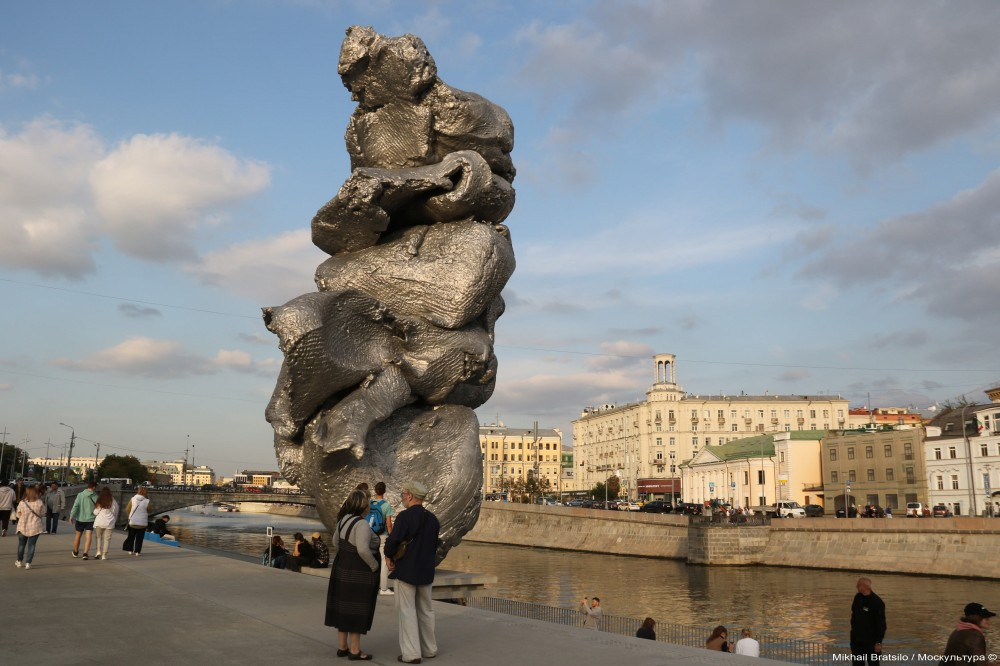 Вызвана московского. Урс Фишер скульптура в Москве. Памятник глины в Москве. Памятник куча глины в Москве. Скульптура какахе в Москве на набережной.