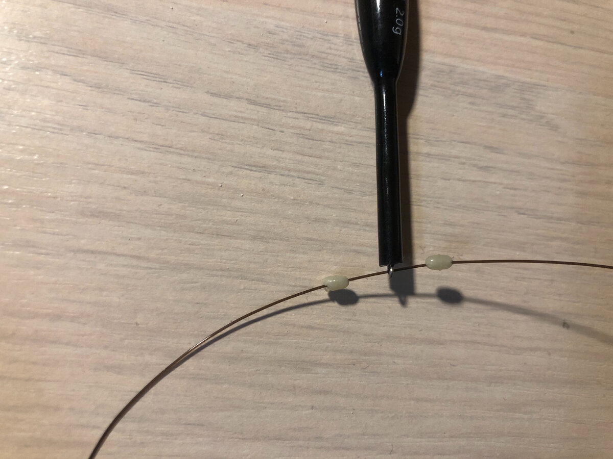 Если стопорки двигаются по леске свободно, то рекомендую поставить по два стопорка.