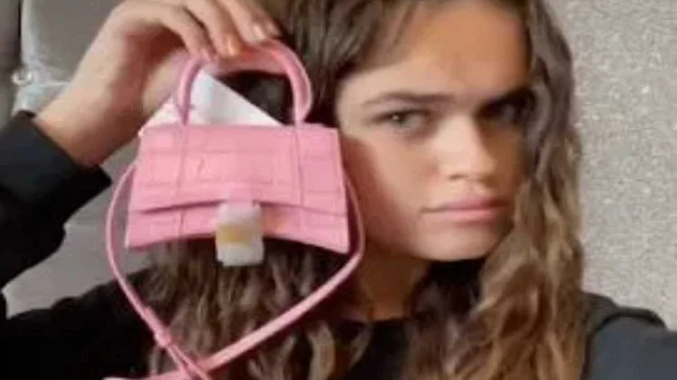 Женщина рассказала, что купила эту мини-сумку у испанского дизайнера Balenciaga.