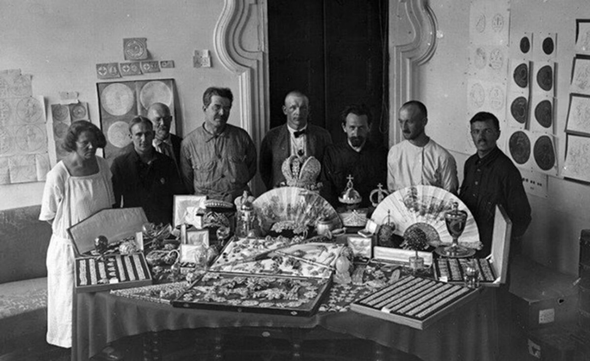 Сотрудники Гохрана с драгоценностями Российской короны. Москва. 1923/ Гохран России