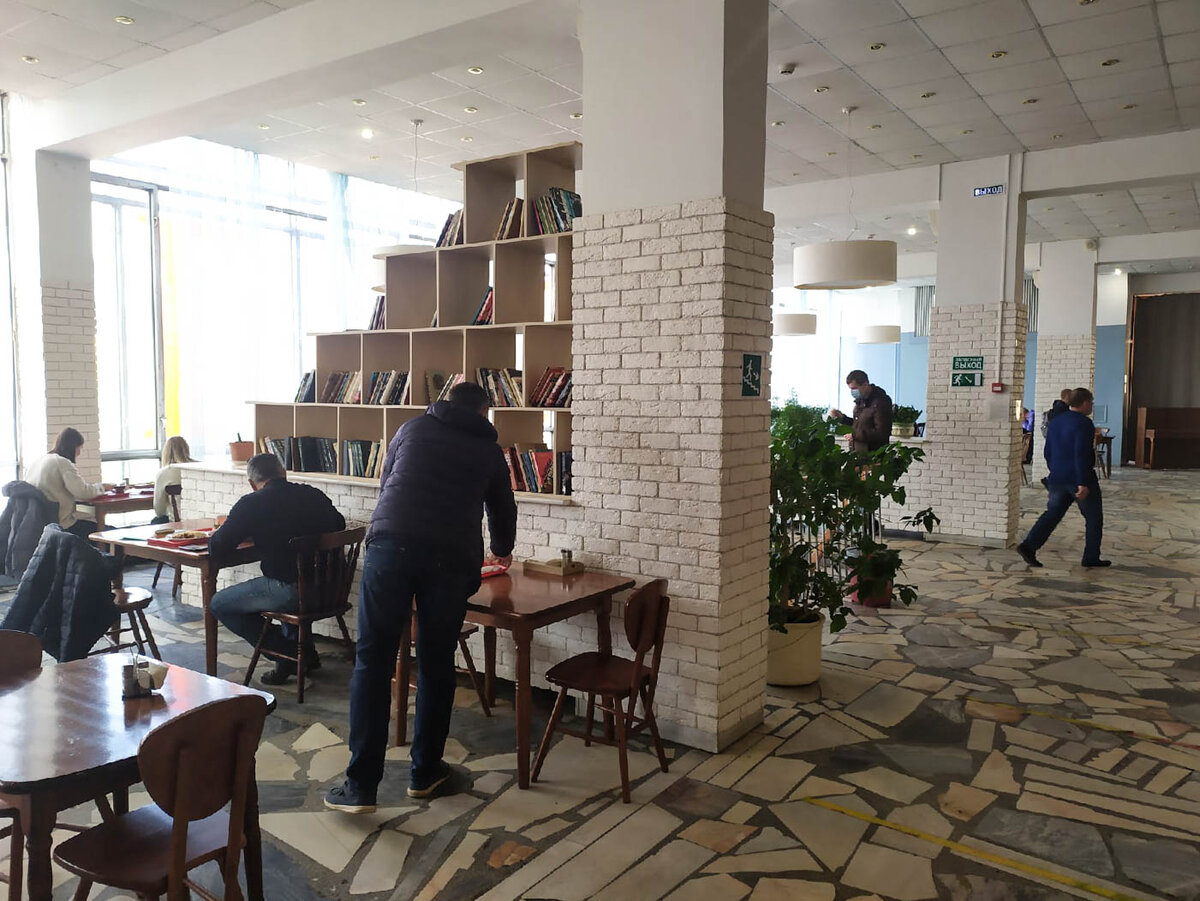 Обеденная зона с книжной полкой