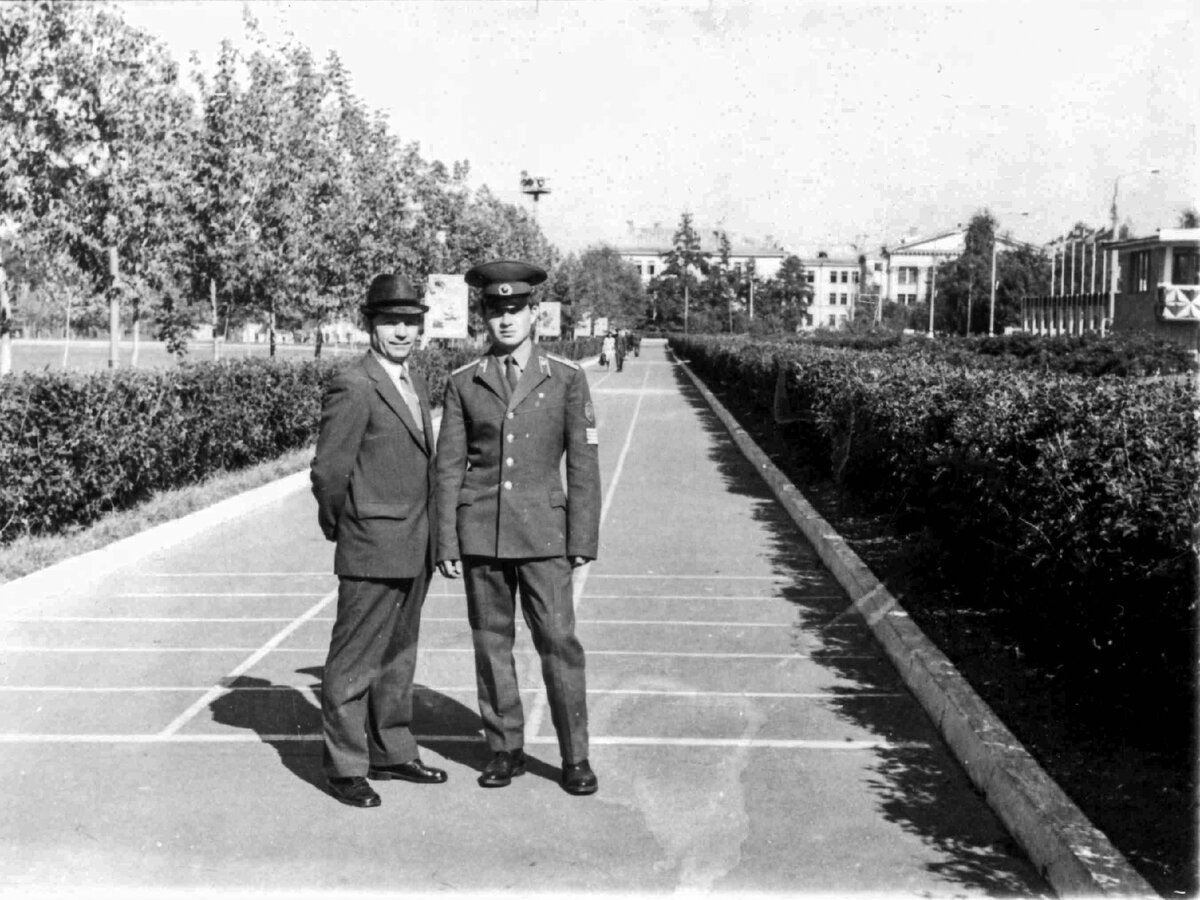 С ПАПОЙ НА ТЕРРИТОРИИ УЧИЛИЩА. МОСКОВСОЕ ВОКУ, ВЫПУСКНОЙ КУРС.