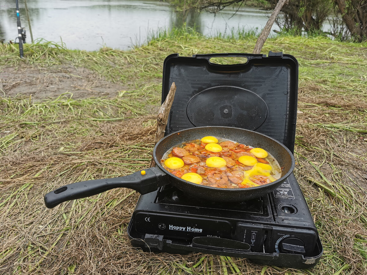 Яичница с краковской колбасой, утром на берегу речки. Фото "Лодочник"