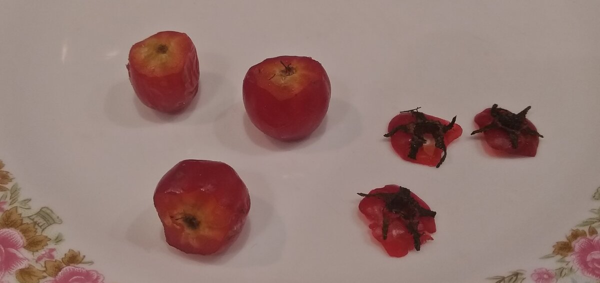 Ягоды боярышника после обрезания