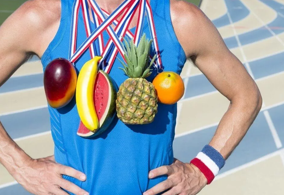 Есть фрукт после тренировки. Фрукты спортсмены. Питание спортсменов. Здоровое питание и спорт. Здоровая еда для спортсменов.