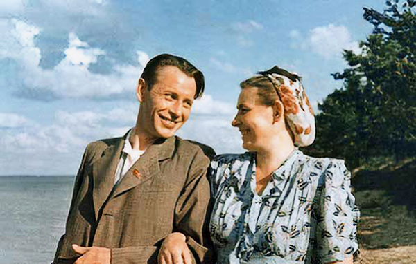 Пётр Машеров на озере Нарочь с женой Полиной Андреевной. 1953 г.