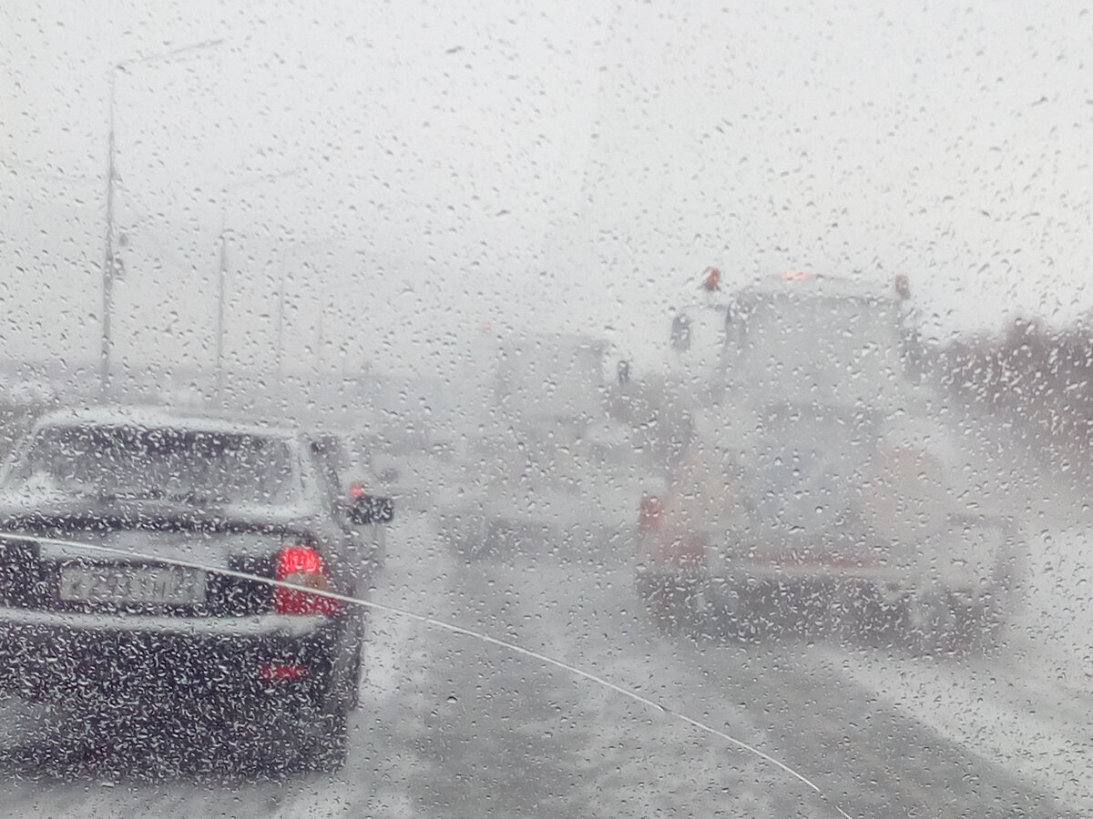 Вчера 06.11.21 едем=тащимся по Змеиногорскому тракту в районе поселка Сибирская долина. Впереди три снегоуборочных трактора-снегоуборщика. Самый первый здесь не видно, так как буран совершенно настоящий. "Вырвались" из пробки с трудом.