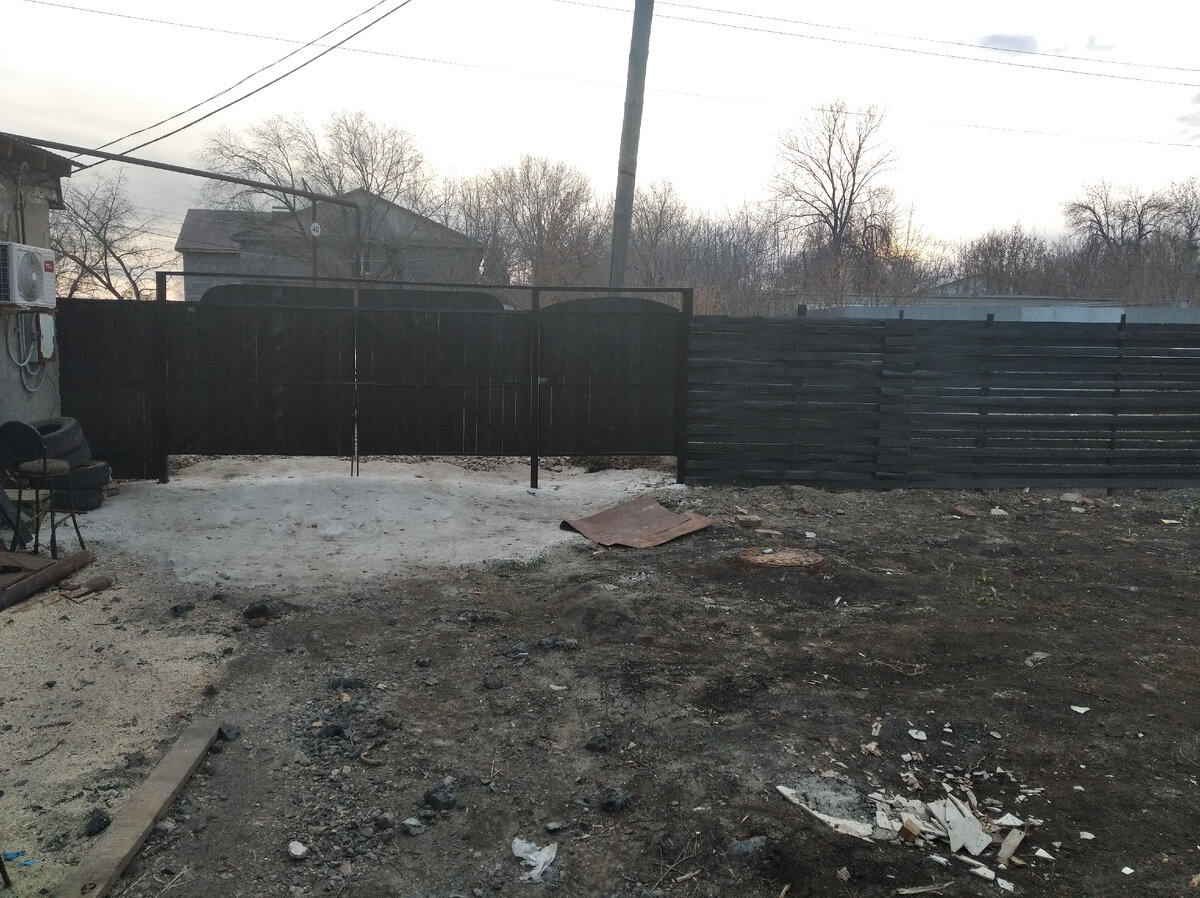 Хочу сказать,что соседям нашим очень нравится,да даже проезжающие мимо иногда останавливаются,даже трогают его.Проверяют не панели ли это,так как впродаже есть ПВХ панели похожие на дерево,но мы их не рассматривали вообще.Делали с мужем вдвоем.Как вам?