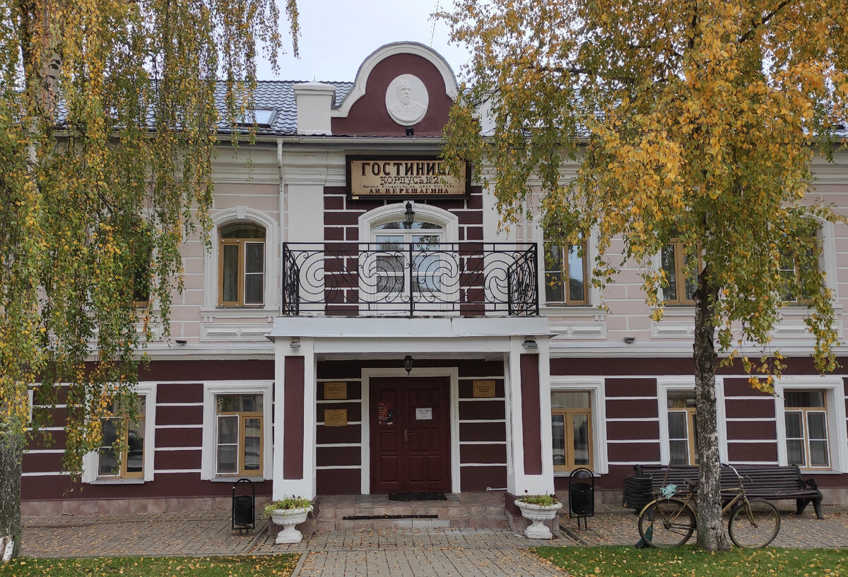 Второй корпус Гостиницы-Музея «Вятское» — это бывшее трактирное заведение купчихи Е.А. Глинкиной, искусно украшенное штукатурным декором, являющееся памятником архитектуры XIX века и получившее вторую жизнь после реставрации и полного восстановления. Листайте