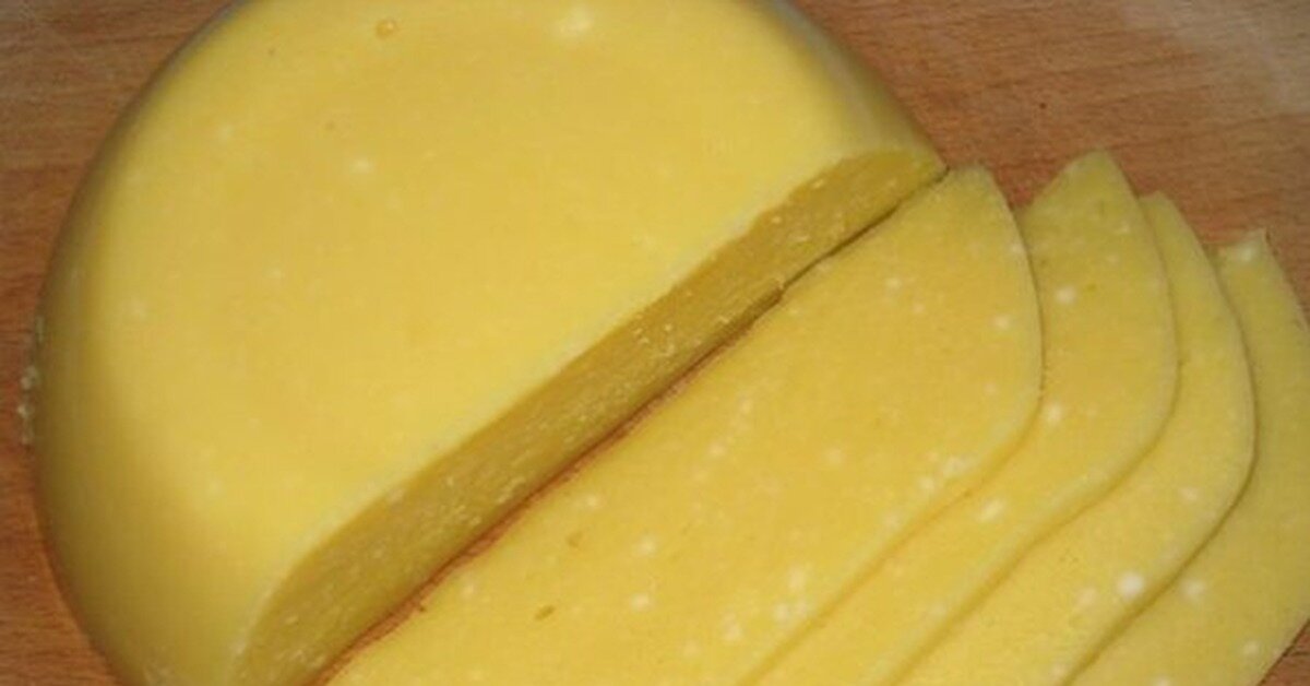 сыр можно готовить так,а можно добавлять в него кусочки болгарского перца,маслины,это разнообразит продукт и понравится всем.