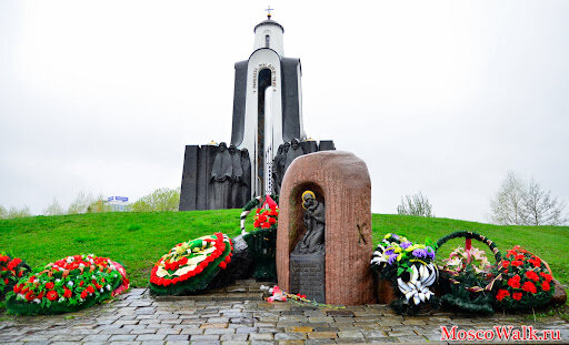 Но в 2002 году я закончил девять классов и мне пришлось перейти в другую школу, расположенную, как раз во дворах за тем самым магазином на улице Петра Глебки. Теперь мне приходилось ездить в школу на автобусе, что занимало у меня лишние десять минут плюс ожидание. Наконец, уже в 2004 году, перед самым нашим выпуском, директор, сама историк по специальности, решила отметить для нас пятнадцатилетие вывода советских войск из Афганистана и устроить в актовом зале встречу с ветераном.
При этом, изобретать велосипед не было никакой нужды - таким ветераном оказался наш замдиректора по воспитательной работе, физрук, о чём мы все благополучно не подозревали.
В тот день Сергей Александрович пришёл к нам с несколькими медалями на лацкане пиджака. Директор попросила рассказать нам, что это за медали. Сергей Александрович отвечал, потом были ещё вопросы, и ещё ответы.
...После окончания уроков мы отправлялись домой. Все восемь мальчиков нашего класса обычно шли одной компанией. Только один из нас был "местным" и через минуту скрывался в подъезде соседнего дома. Семеро шли до автобусных остановок, разделялись на две группки и становились по разные стороны улицы Притыцкого. Кому-то надо было ехать в сторону центра, кому-то, как мне, в сторону окраины.
Мои спутники были продвинутыми ребятами, любили играть на компьютере в GTA и мечтать о собственных "крутых тачках".
- Смотри, мерседес поехал. Ты бы хотел себе такой?
- Нет, у меня будет "чёрный бумер"!
Впрочем, иногда мы уставали мечтать и начинали говорить о более реальных перспективах. Когда, например, у нас построят метро? (Построили через полтора года, в 2005-м). Или, вот, всё меньше на улице стареньких "Икарусов" и ЗиУ, всё больше новых МАЗов и "Белкоммунмашей". Когда исчезнут последние "старички"? (Примерно, тогда же и исчезли). И вот, как-то после нашего вечера в память об афганцах, вышли мы втроём на остановку, и между нами, словно сам собой повис в воздухе вопрос:
-Ребята, а вы помните, когда-то давно здесь ходил такой старый троллейбус, раскрашенный в камуфляж, а внутри - портреты афганцев???
С тех пор этот детский образ изредка приходил мне на ум, когда отдельные сюжеты новостей касались афганской темы.
Только как же теперь надолго Афганистан останется в топе новостей по всему миру!..