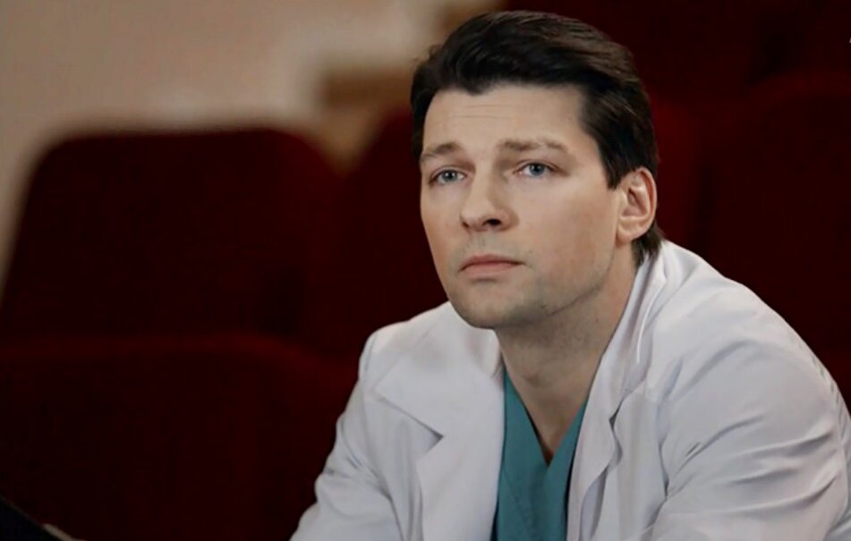 Даниил Страхов в сериале "Знахарь". Источник фото: https://www.kino-teatr.ru/kino/movie/ros/126813/foto/i2/874474/