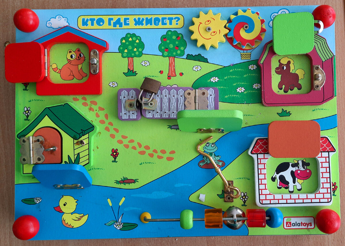 Единственное, что заинтересовало малыша на первом занятии – этот бизиборд. Мальчик стал приглядываться и прислушиваться при открывании "окошек", затем сам открывать. Вот почему выбрано направление "животные", хотя  главная цель – формирование продуктивного контакта