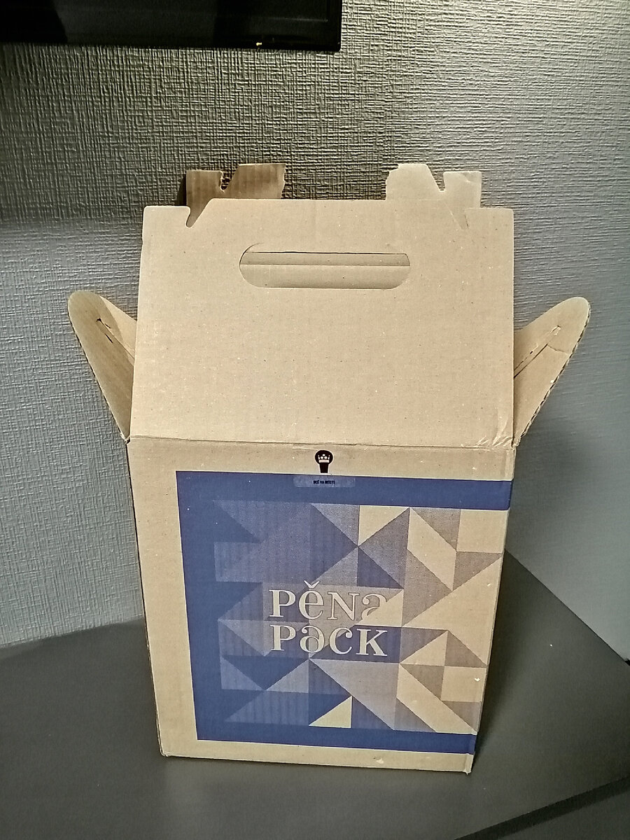 Обычно Пена Пак приезжает в такой коробочке (у юбилейного 50-го, другая коробка)