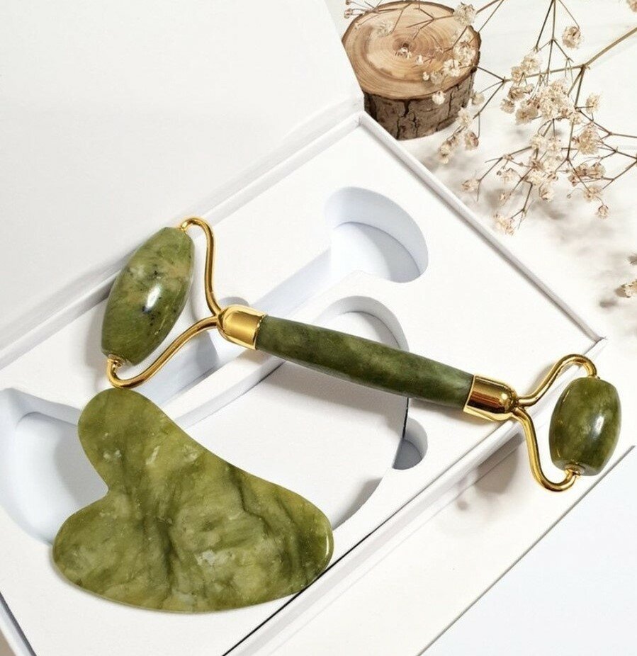 Один из самых популярных материалов для гуаша и массажных роликов - нефрит.