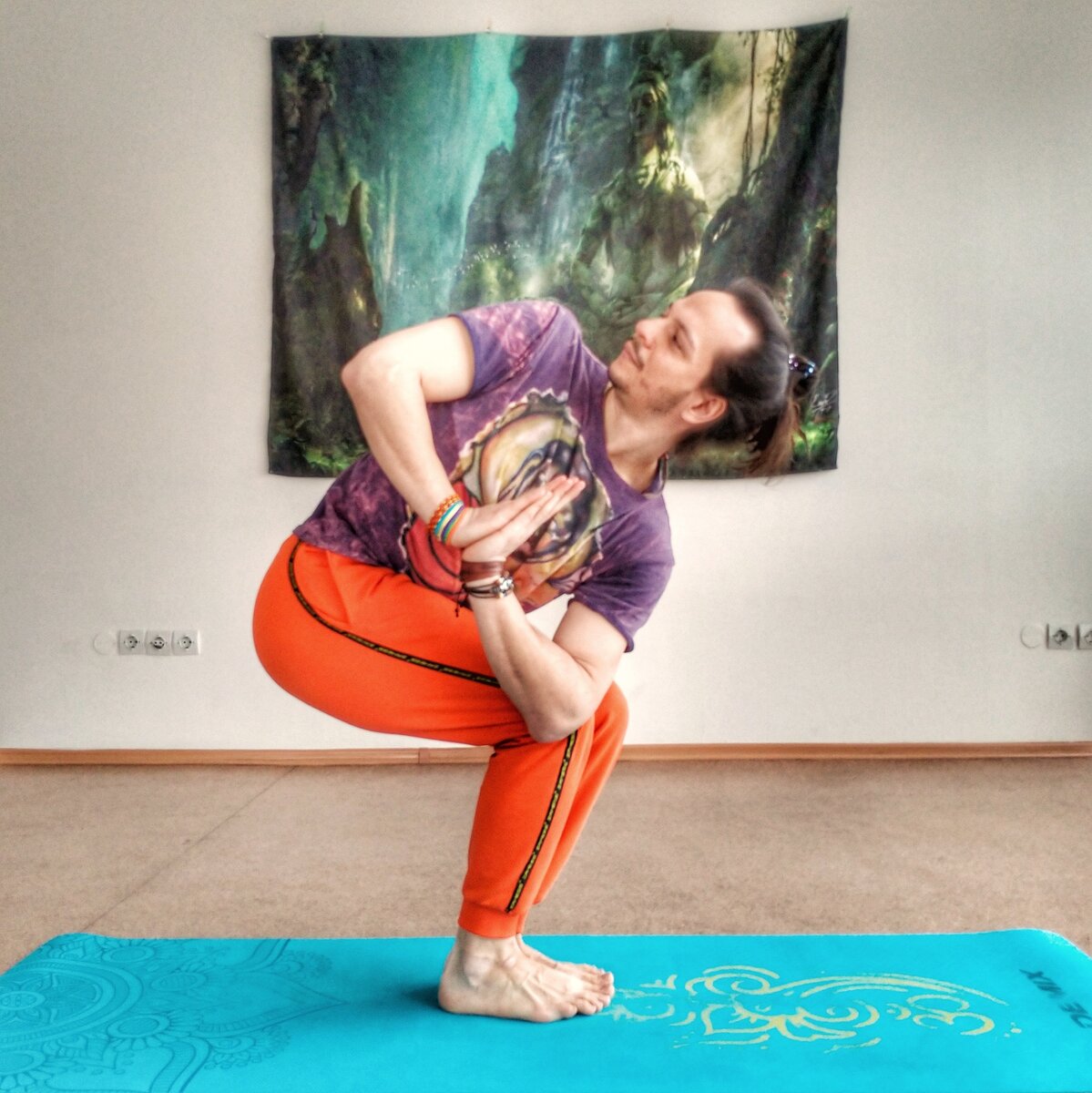 Йога нужна, чтобы соединить все элементы своей жизни в одно целое и научиться ими управлять, создав возможность двигаться к своим целям.