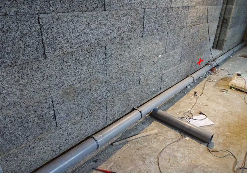 Планировалось просверлить "где-то тут"