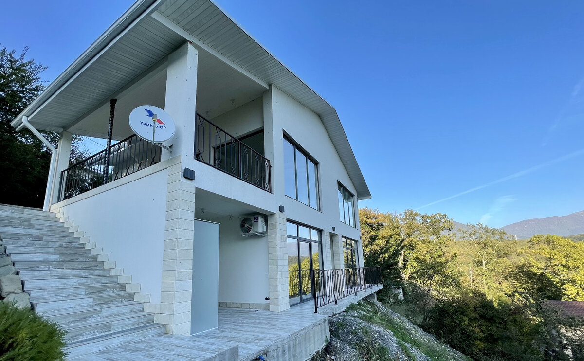 Вид дома со стороны  Казачьего Брода, сейчас к дому примыкает терраса и бассейн