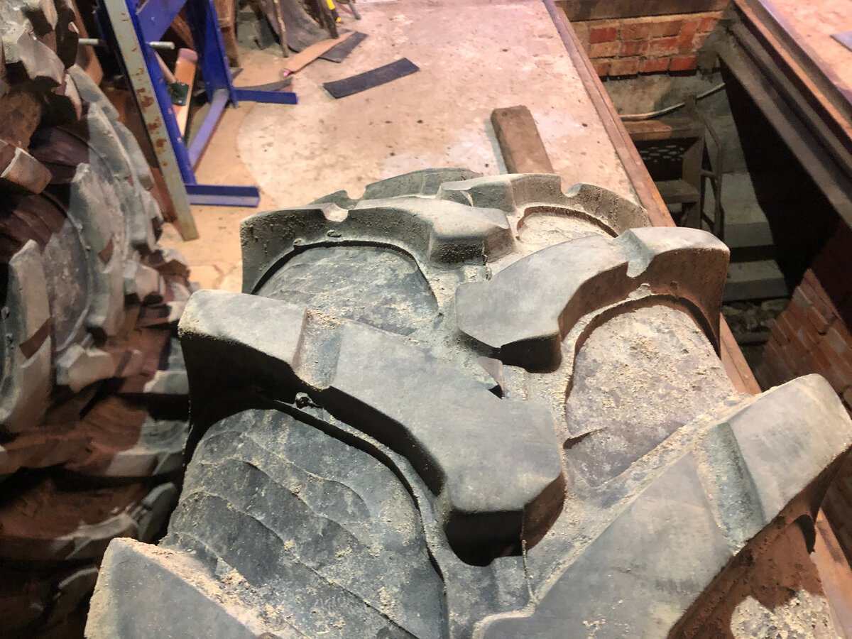  За 10000 км пробега, 42 трактора прилично износились,  в основном на центральной части протектора. Жара и асфальт, явно не их профиль. Но у шины еще толстая. 8 слойная шкура.