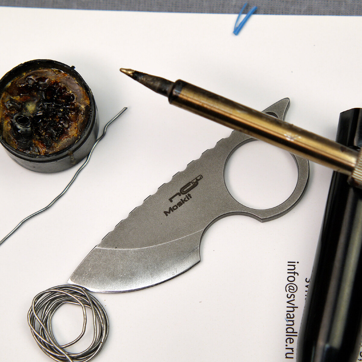 Нож из вполне приличной стали. Не совсем пластилин. Хотя явно хуже Д2.