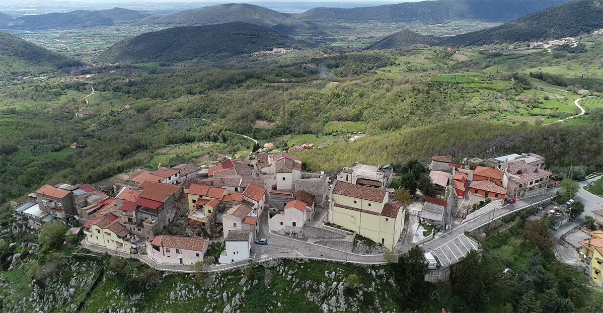 Кастель ди Сассо, панорама.