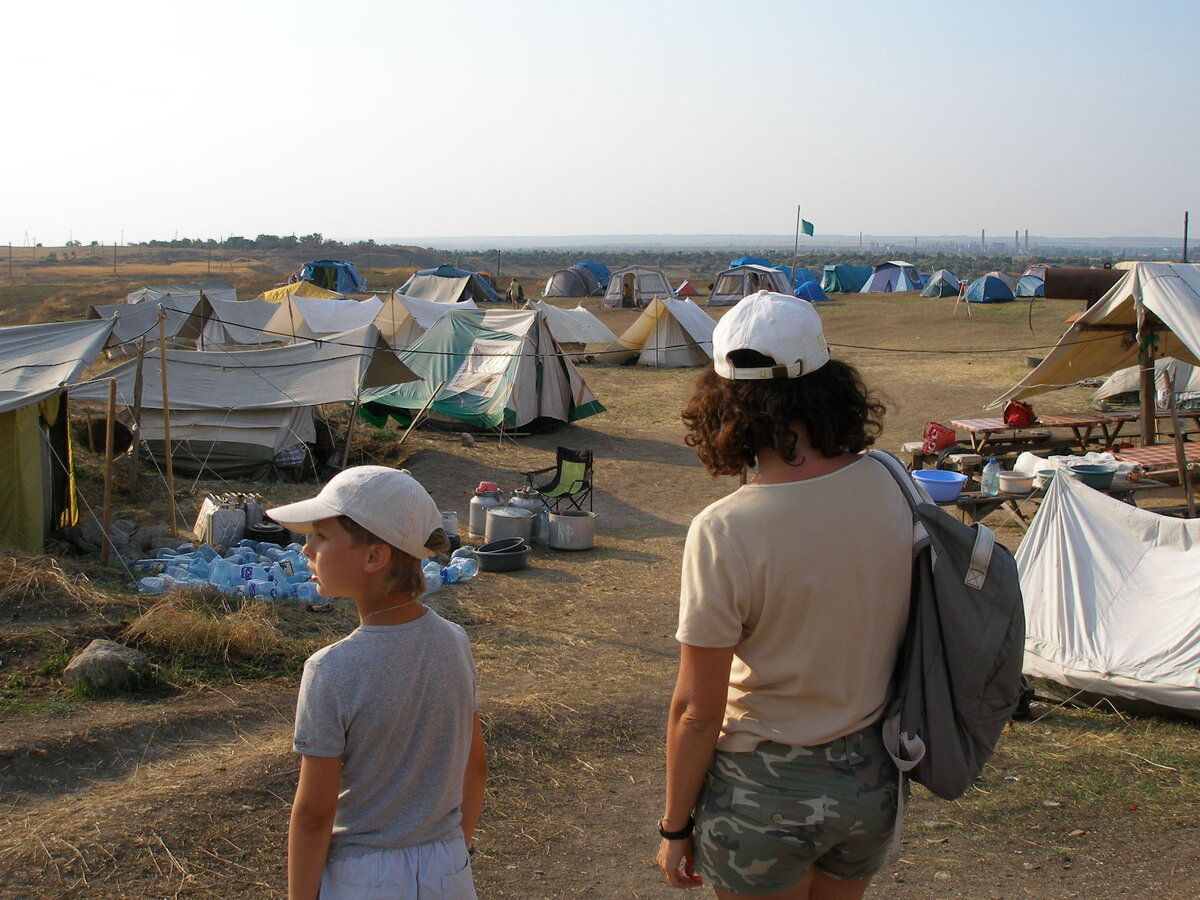 2008 год. На раскопках Нимфея. Археологический лагерь. Листайте вправо