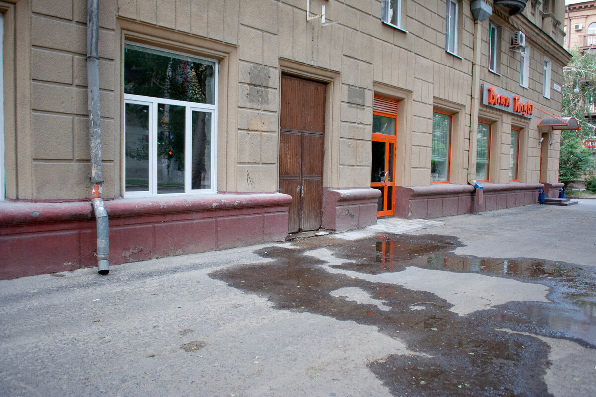 За дверью со снятыми табличками и находилось то самое Общество книголюбов