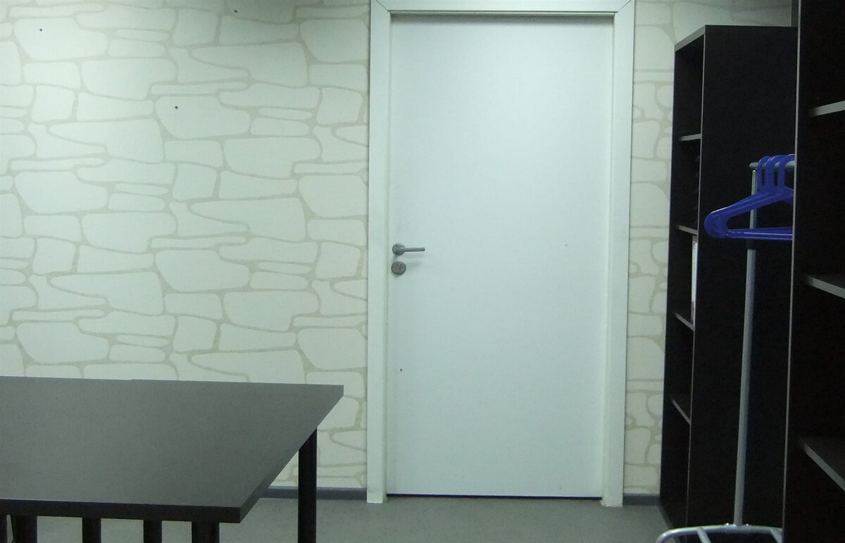 Есть у меня и маленькие офисы в бизнес-центрах, но  с ними надо уметь работать, не портить запись в ЕГРЮЛ бесчисленными фирмами-однодневками